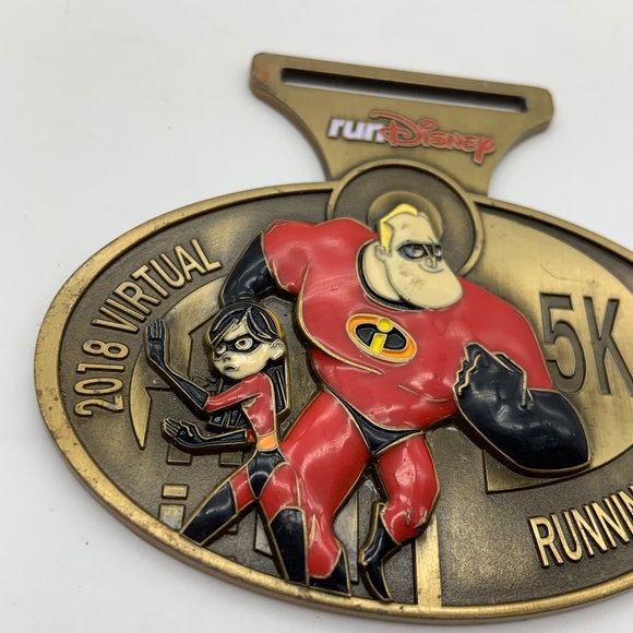 Disney runDisney The Incredibles 2018 Virtual Running Shorts 5K Gold Tone Medal - Picture 2 of 13